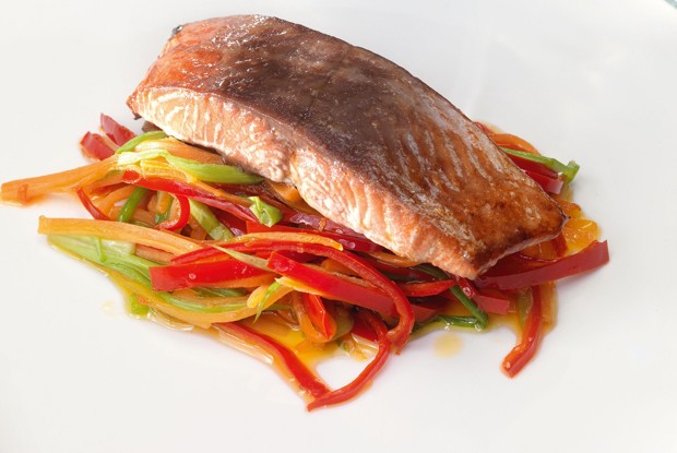 Лосось с острым перцем, зеленым луком и морковью