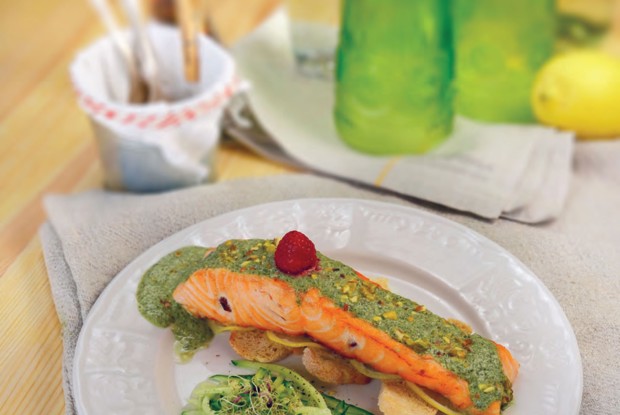 Лосось с соусом из хрена