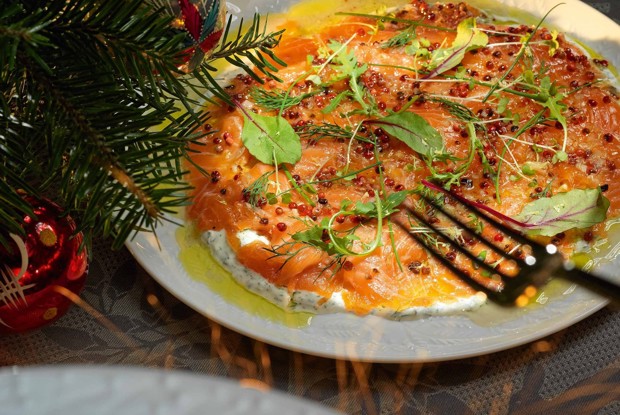 Лосось с ванильным соусом и укропной сметаной