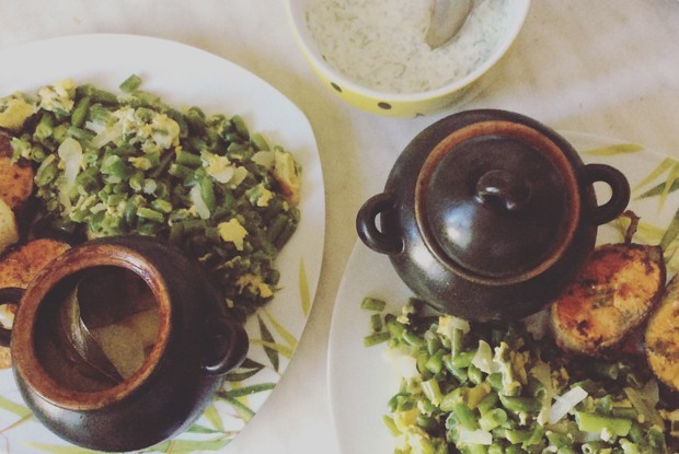 Лосось с зеленой фасолью, картофелем, запеченным в горшочке и сметанным соусом