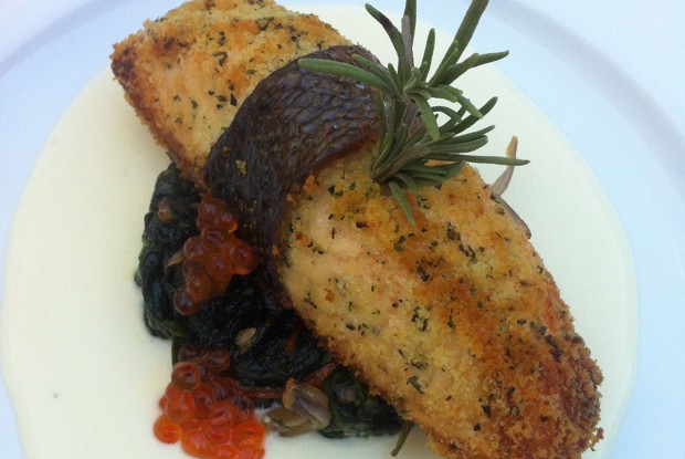 Лосось со шпинатом в сливочно-икорном соусе