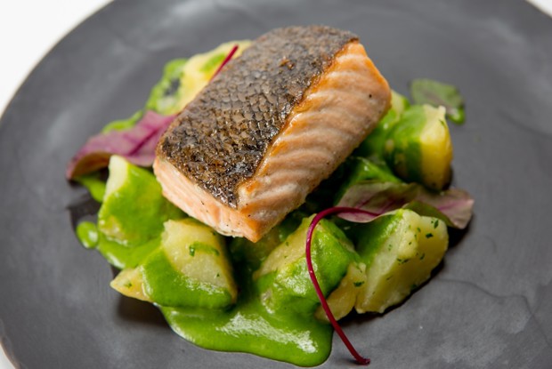 Лосось су-вид с отварным картофелем и соусом из петрушки