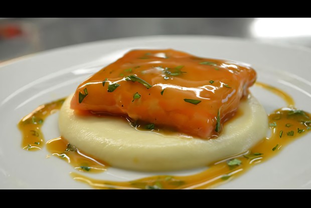 Лосось су-вид с пюре из цветной капусты