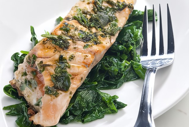 Лосось в бальзамической глазури со шпинатом, маслинами и изюмом