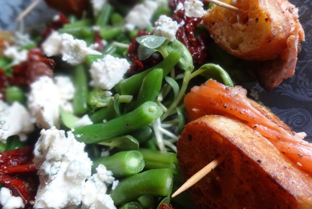 Лосось в чиабатте с салатом из зеленой фасоли, рокфора и вяленых помидоров