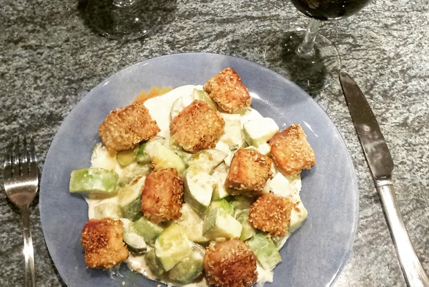 Лосось в кунжуте на подушке из цукини