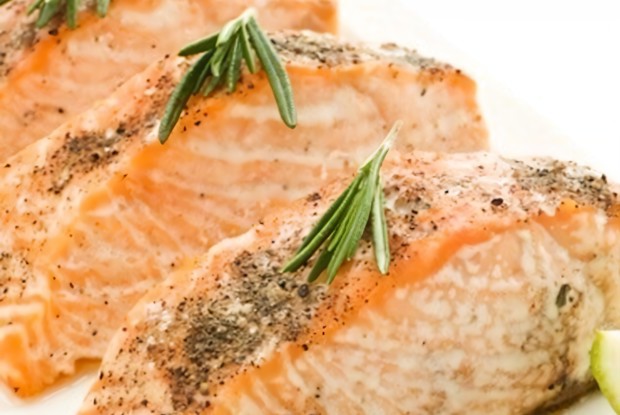 Лосось в маринаде из оливкового масла, лимонного сока и свежих трав