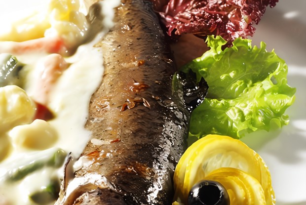 Лосось, запеченный целиком в морской соли