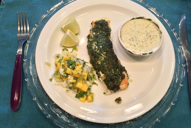 Лосось, запеченный под укропным песто