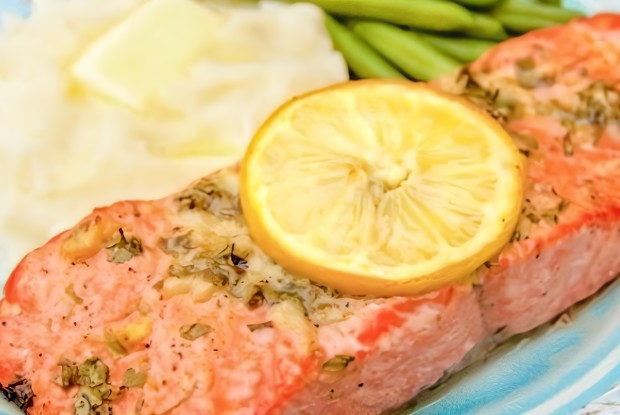 Лосось, запеченный с чесноком и горчицей