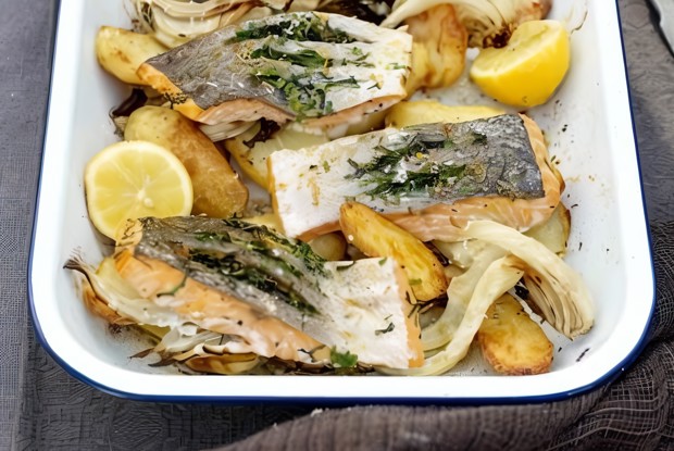 Лосось, запеченный с картофелем и фенхелем