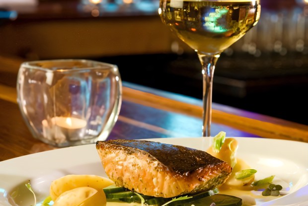 Лосось, запеченный с картофелем и оливками