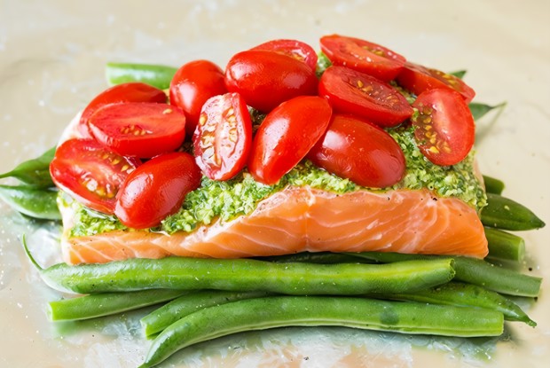 Лосось, запеченный со стручковой фасолью и соусом песто