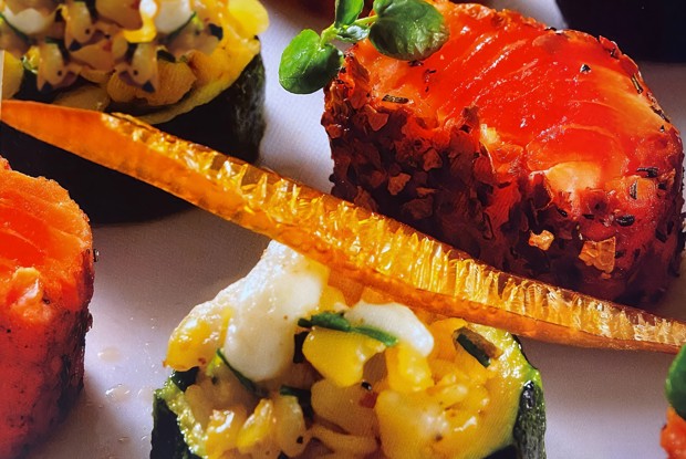 Лосось, зажаренный с морскими водорослями, цукини и пшеничными зернами