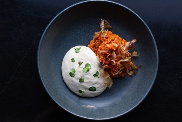 Ложная килька в томате (пшеничная каша в томатном соусе с муссом из тунца)