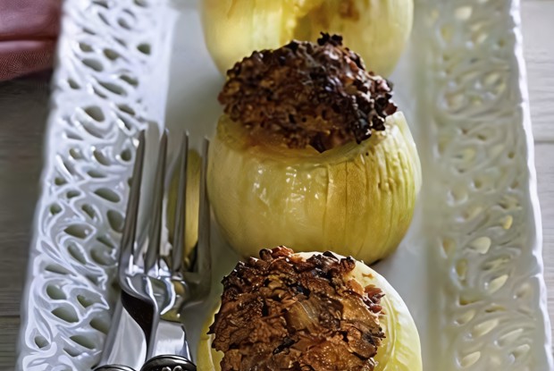 Лук, фаршированный мясом с травами