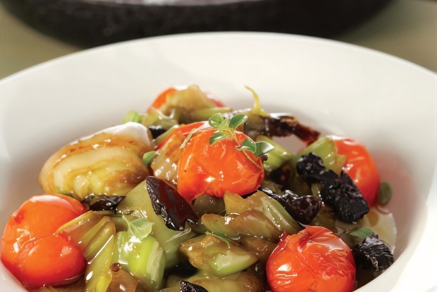 Лук-порей, тушеный с черносливом и помидорами черри