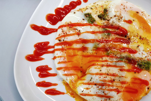 Луковая яичница с соусом песто