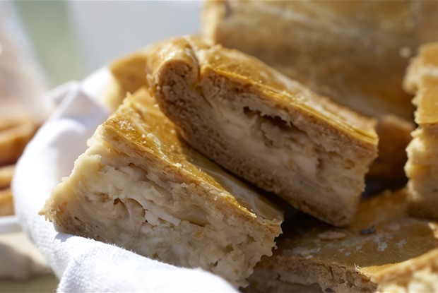 Луковый пирог на слоеном тесте