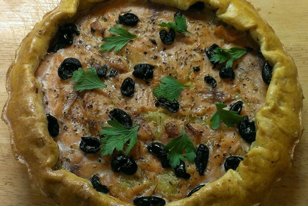 Луковый пирог со слабосоленой семгой