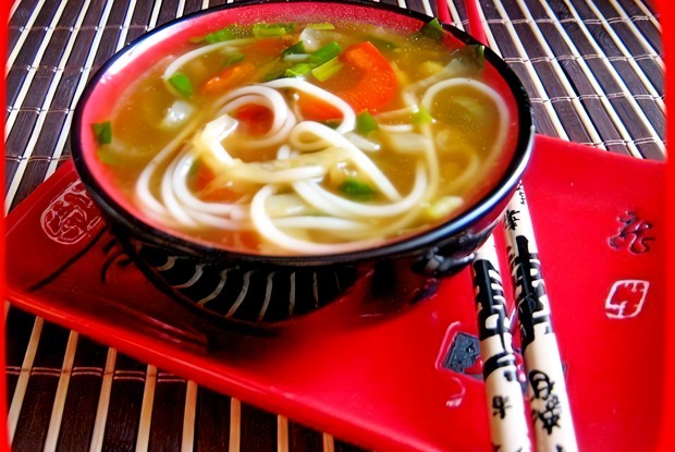 Луковый суп с рисовой лапшой и соевым соусом