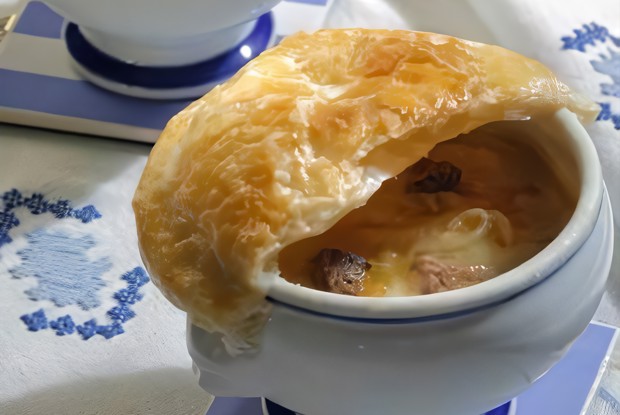 Луковый суп в горшочке