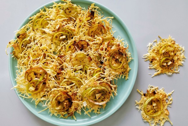 Луково-чесночные чипсы из сыра с карри