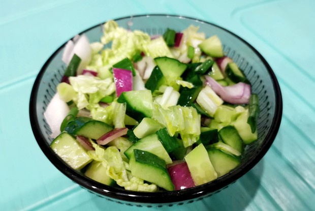 Луково-огуречный салат с горчичным маслом