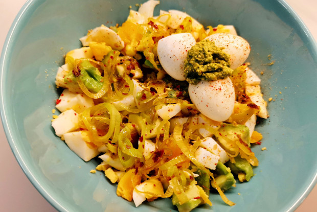 Луковый салат из яиц и авокадо