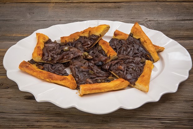 Луковый пирог с анчоусами