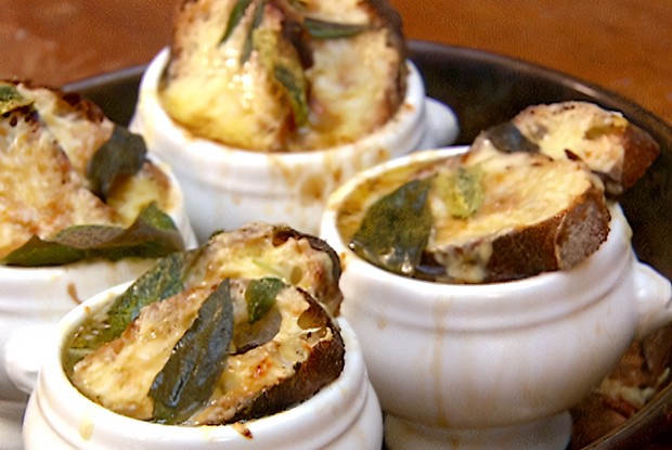 Луковый суп из разных сортов лука