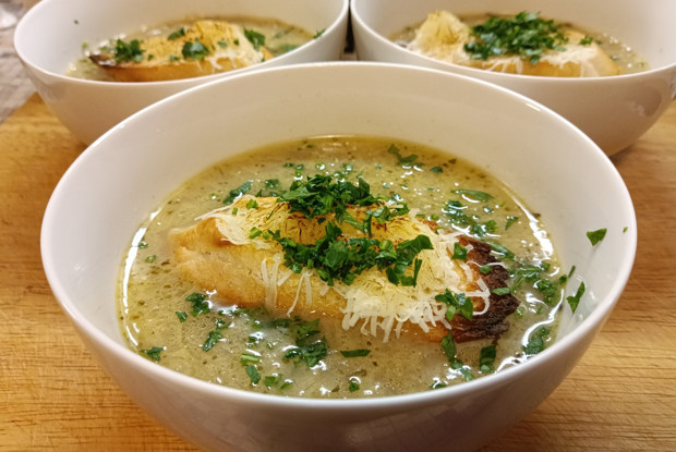 Луковый суп с гренками и сыром