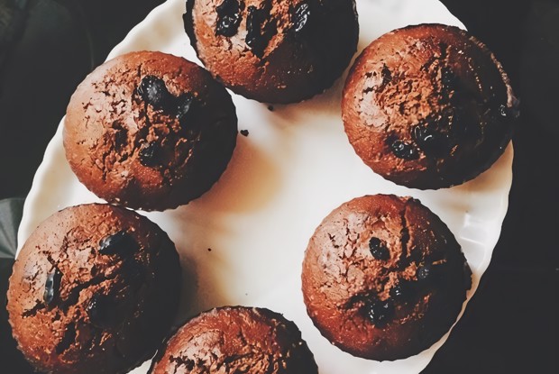 Маффины с какао и яблоком