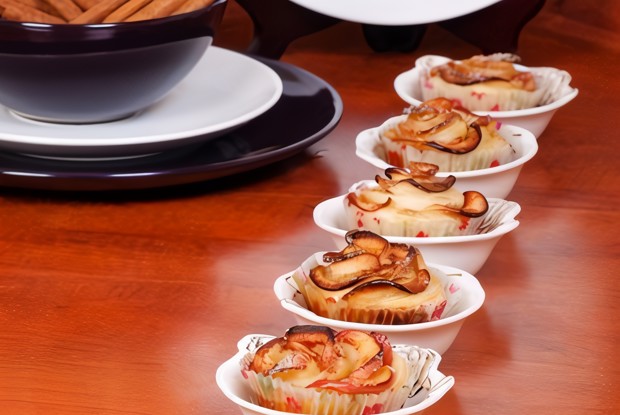 Маффины с кусочками яблок, грецкими орехами и корицей