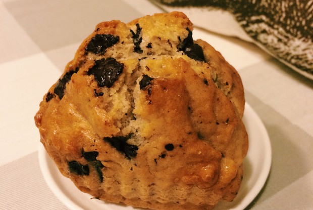 Маффины с кусочками шоколада в медовом сиропе