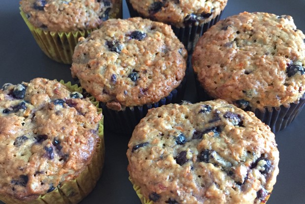 Маффины с морковью и черной смородиной