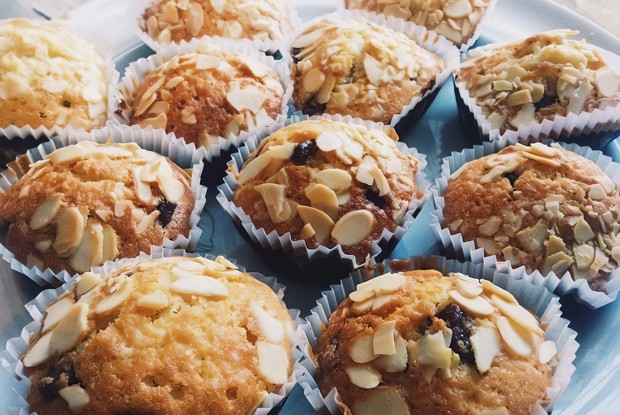 Маффины с шоколадом и миндальными лепестками