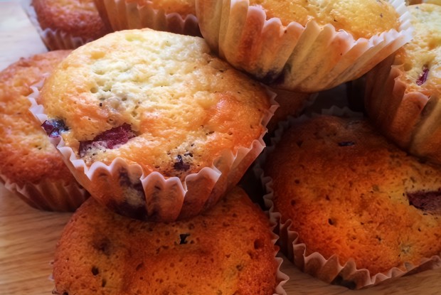 Маффины с черникой и вишней