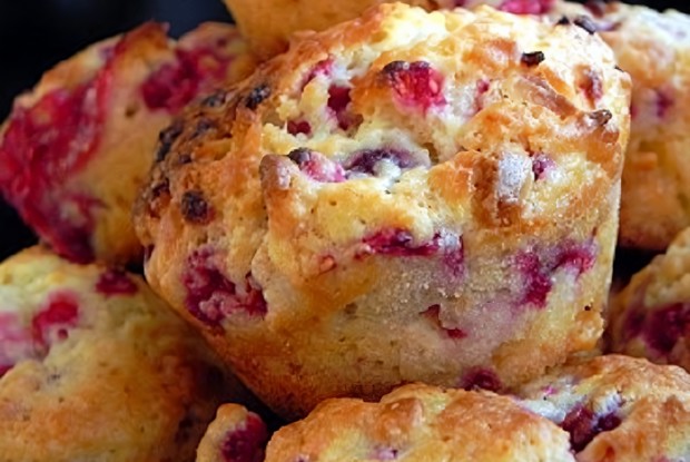 Маффины с малиной и белым шоколадом