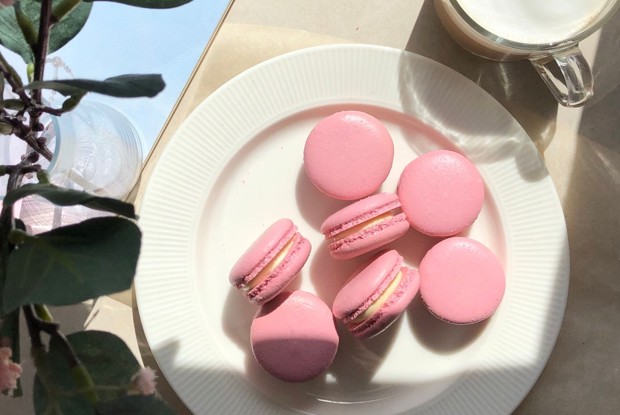 Макарон с начинкой из белого шоколада и ликера