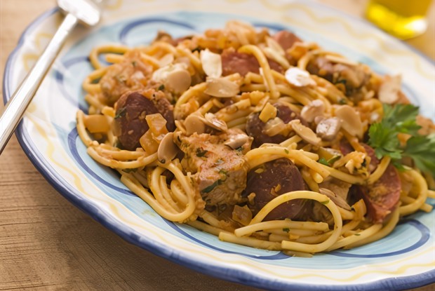 Макарони с чоризо и помидорами