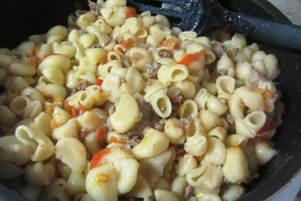 Макароны с фаршем и помидорами