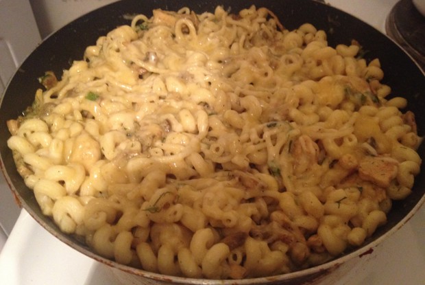 Макароны с курицей и грибами в сливочном соусе с карри
