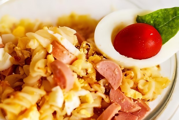 Макароны с сосисками, яйцами и сыром