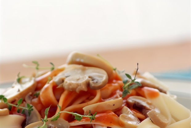 Макароны в томате с грибами и ветчиной