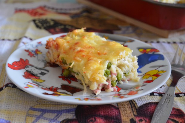 Макаронная запеканка с колбасой и зеленым горошком