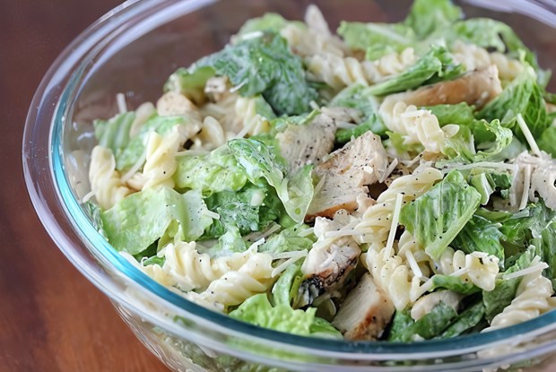 Макаронный салат «Цезарь»