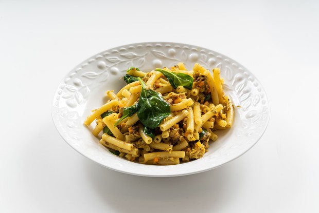 Макароны карри с консервированной скумбрией и шпинатом