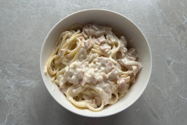 Макароны на сковороде с ветчиной в сливочном соусе