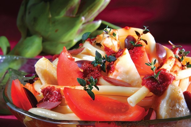 Макароны с артишоками, оливками и запеченными томатами